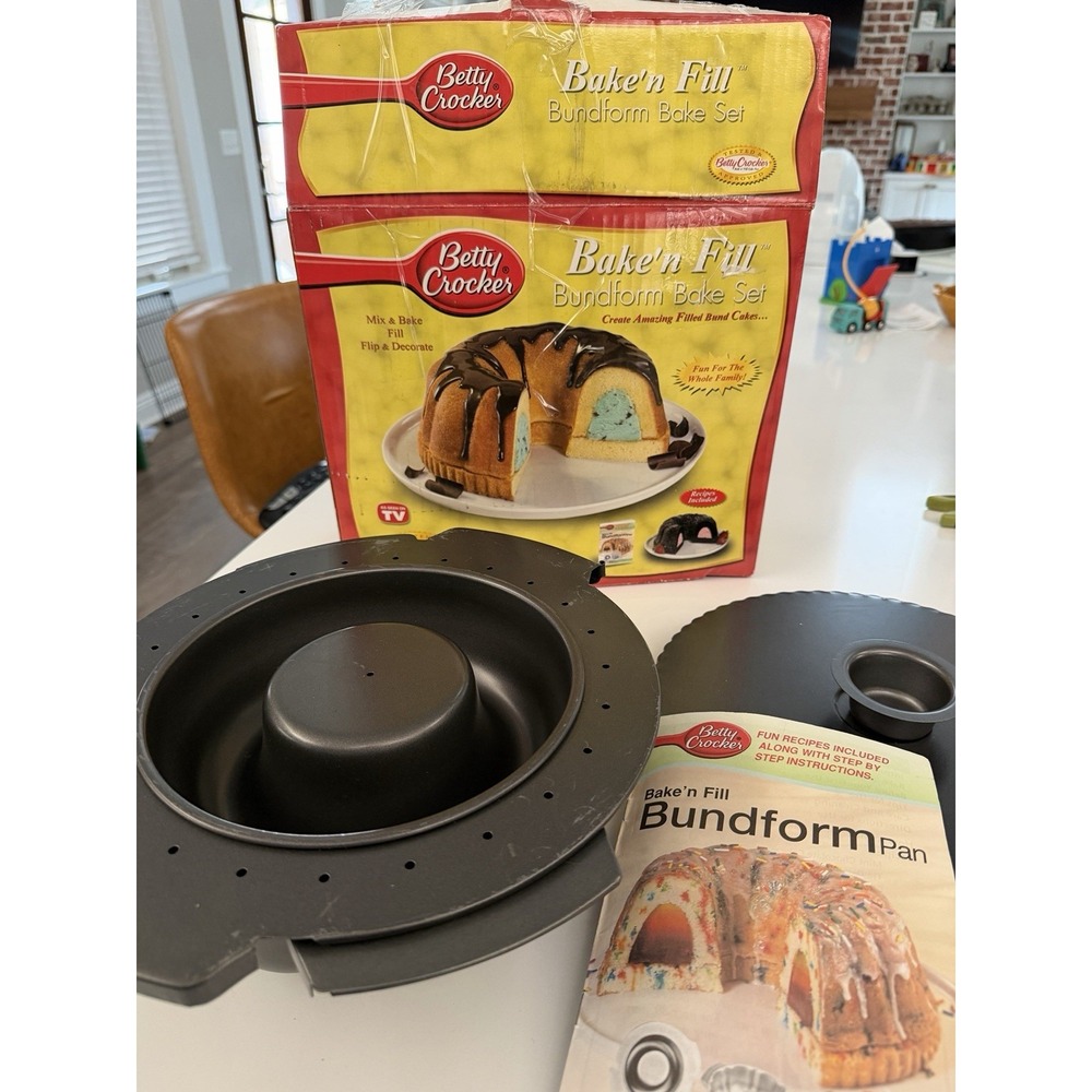Betty Crocker Bake'n Fill Bundform Bake Set Vintage Good Condition. Box Is Bad